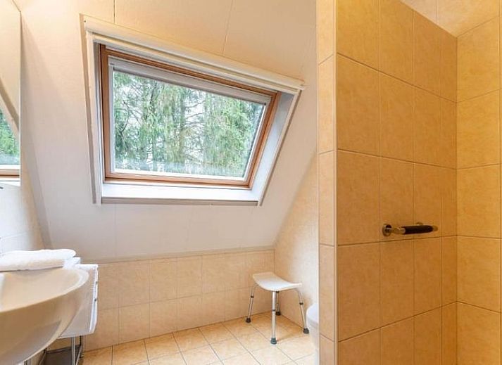 Ruime keuken in Vakantiehuis in Schoonloo, Midden Drenthe, met moderne apparatuur.