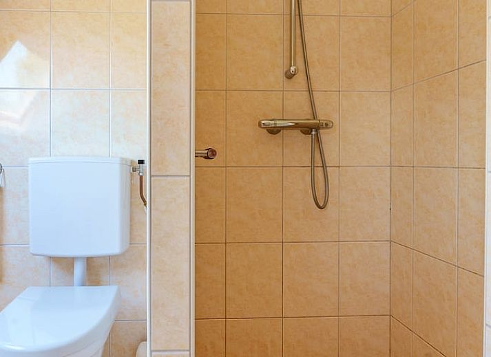 Comfortabele woonkamer in Vakantiehuis in Schoonloo, Midden Drenthe, met veel lichtinval.