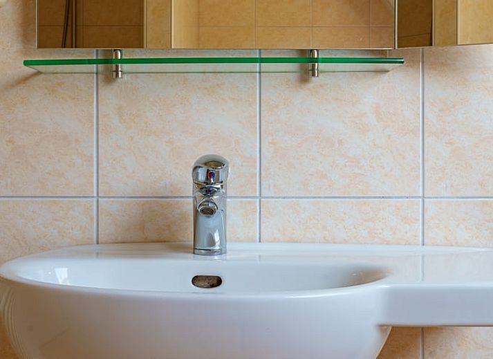 Comfortabele woonkamer in Vakantiehuis in Schoonloo, Midden Drenthe, met veel lichtinval.