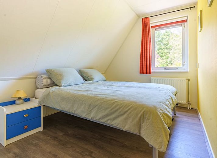 Comfortabele woonkamer in Vakantiehuis in Schoonloo, Midden Drenthe, met veel lichtinval.