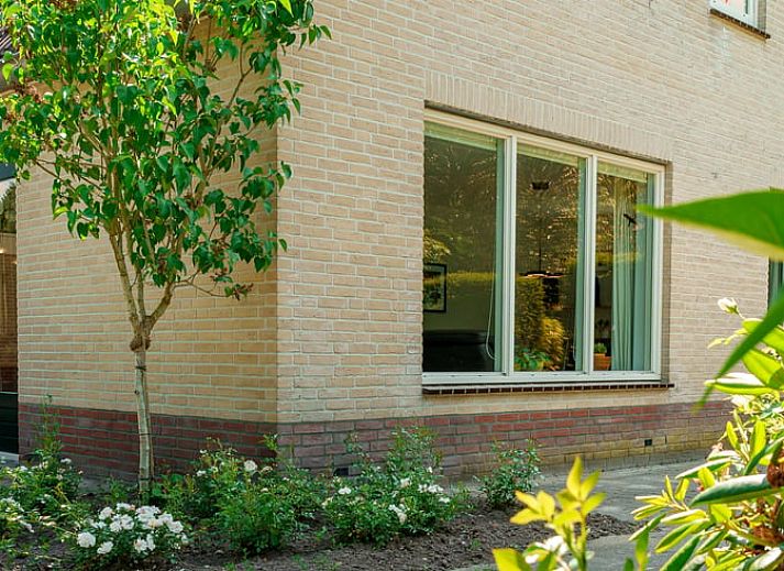 Comfortabele woonkamer in Vakantiehuis in Schoonloo, Midden Drenthe, met veel lichtinval.