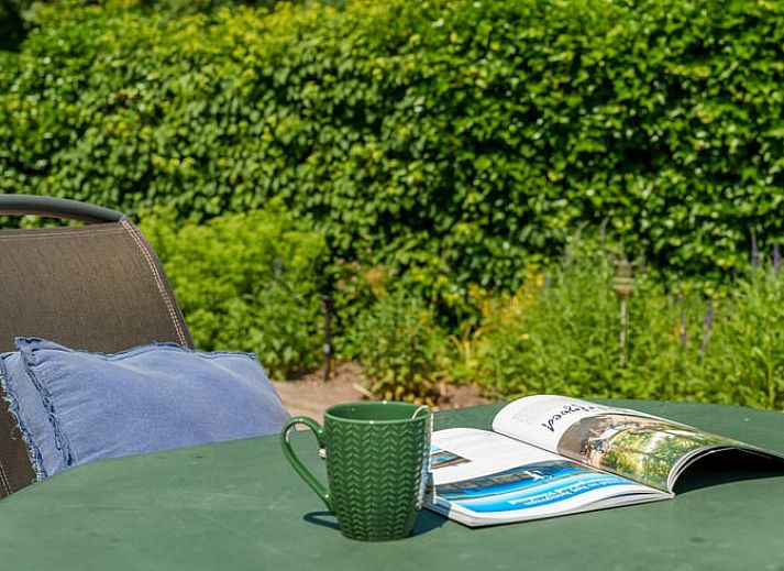 Nachtkastje en leeslampje in slaapkamer van Vakantiehuis in Schoonloo, Midden Drenthe.