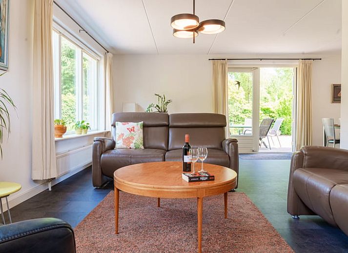 Nachtkastje en leeslampje in slaapkamer van Vakantiehuis in Schoonloo, Midden Drenthe.