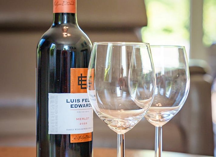 Nachtkastje en leeslampje in slaapkamer van Vakantiehuis in Schoonloo, Midden Drenthe.