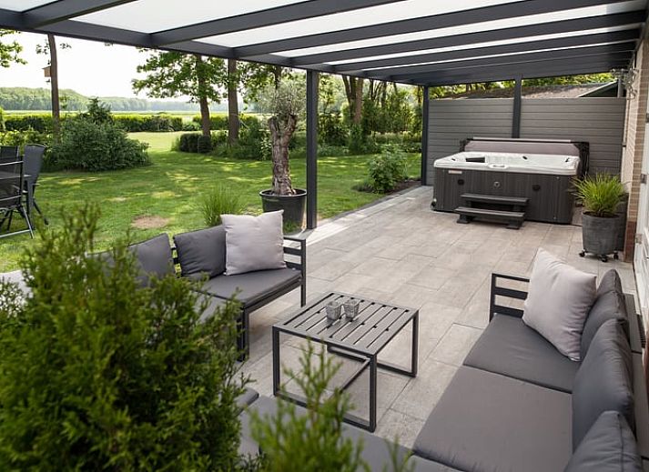 Vakantiehuisje in Schoonloo, gelegen in het groene Drenthe, biedt een ruime tuin met terras voor ontspanning in de natuur.