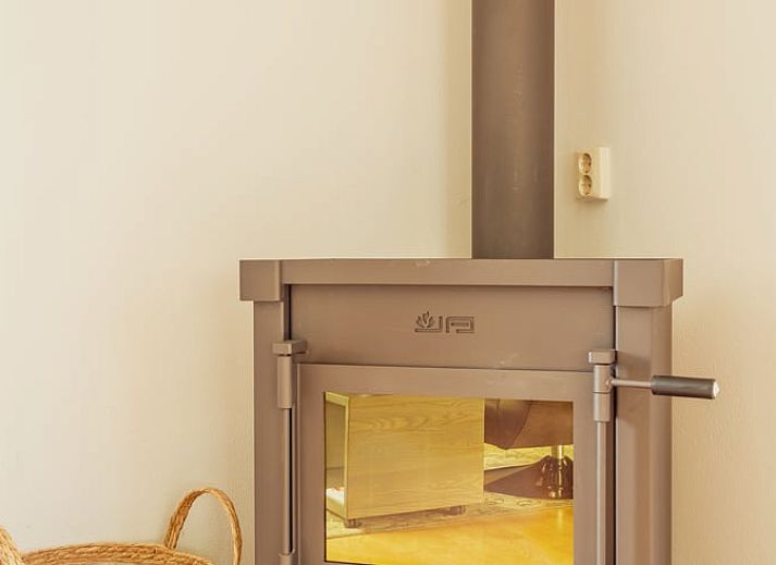 Moderne badkamer in Vakantiehuisje in Schoonloo, Midden Drenthe, met uitzicht op de natuur door een groot dakraam.