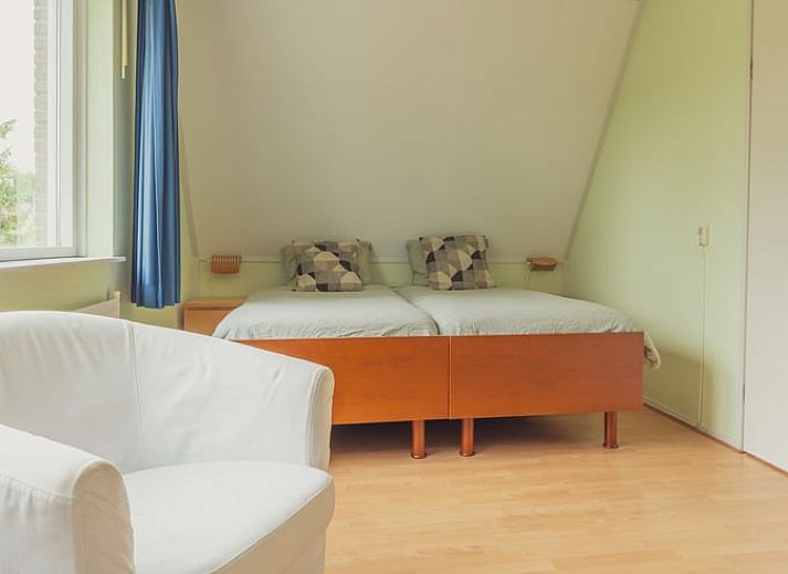 Moderne badkamer in Vakantiehuisje in Schoonloo, Midden Drenthe, met uitzicht op de natuur door een groot dakraam.