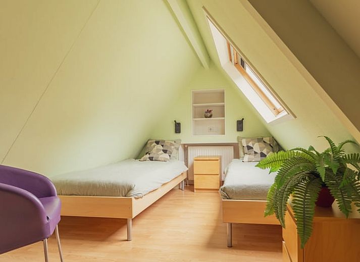 Moderne badkamer in Vakantiehuisje in Schoonloo, Midden Drenthe, met uitzicht op de natuur door een groot dakraam.