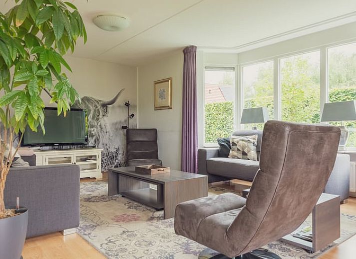 Moderne badkamer in Vakantiehuisje in Schoonloo, Midden Drenthe, met uitzicht op de natuur door een groot dakraam.
