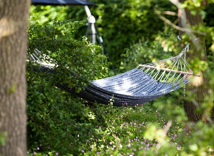 Gezellige woonkamer in Vakantiehuisje in Schoonloo, Drenthe met comfortabele zithoek en natuurlijk licht, ideaal voor een ontspannen verblijf.