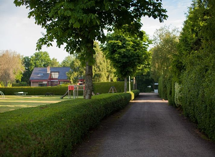 Gezellige woonkamer in Vakantiehuisje in Schoonloo, Drenthe met comfortabele zithoek en natuurlijk licht, ideaal voor een ontspannen verblijf.