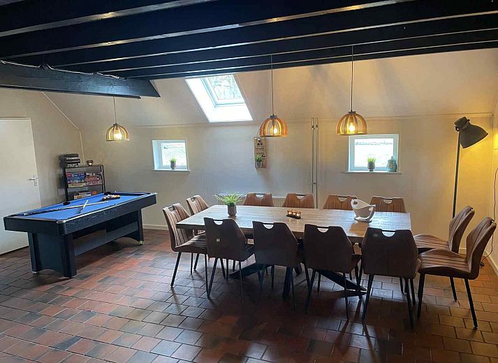 Modern kitchen in DG410 vacation home Schoonloo, Drenthe, complete with oven and microwave.