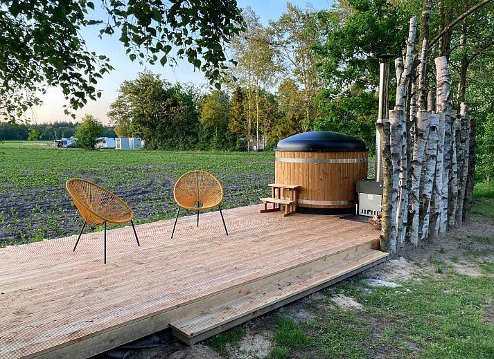 Modern kitchen in DG410 vacation home Schoonloo, Drenthe, complete with oven and microwave.