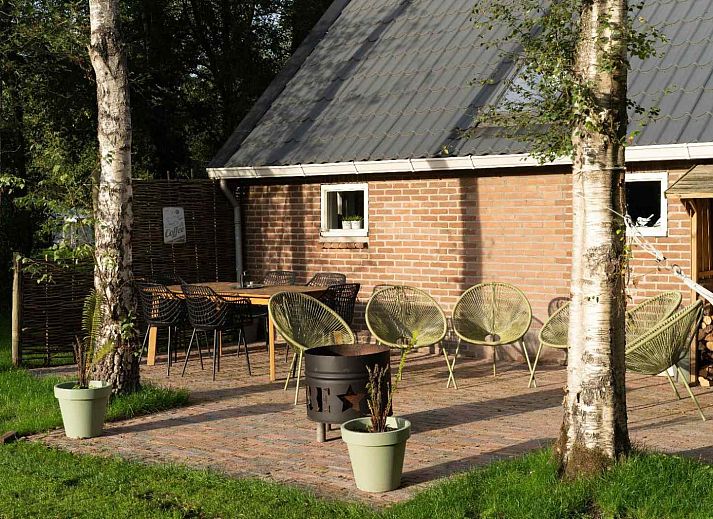 Children play at the lake near DG410 vacation home in Schoonloo, Drenthe, surrounded by nature.