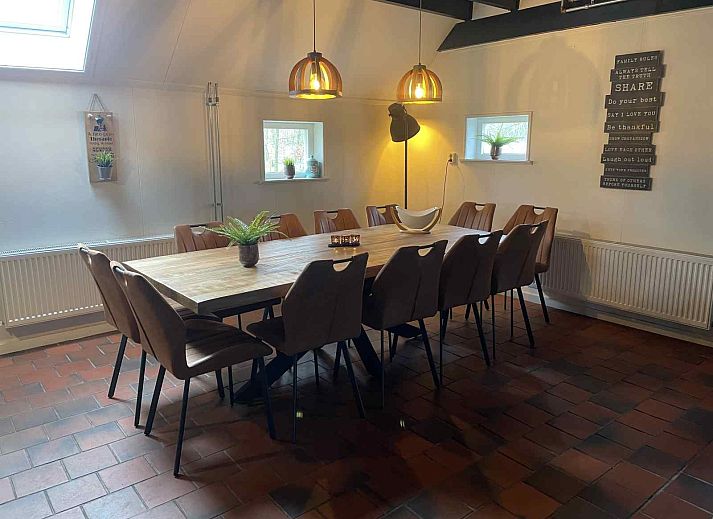 Kitchen in DG410 vacation home Schoonloo, Drenthe with stove and ample storage cabinets.