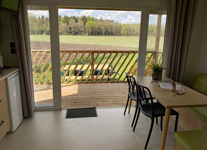 Whirlpool auf der Terrasse von DG988 Glamping Lodge in Schoonloo, Midden Drenthe.