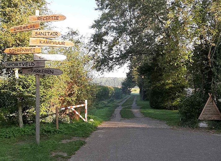 Whirlpool auf der Terrasse von DG988 Glamping Lodge in Schoonloo, Midden Drenthe.