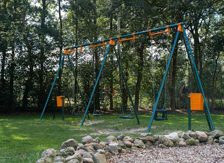Whirlpool auf der Terrasse von DG988 Glamping Lodge in Schoonloo, Midden Drenthe.