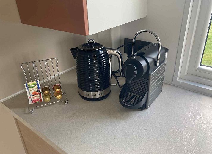 Kinder spielen am Badesee beim Ferienhaus DG988 in Schoonloo, Drenthe.