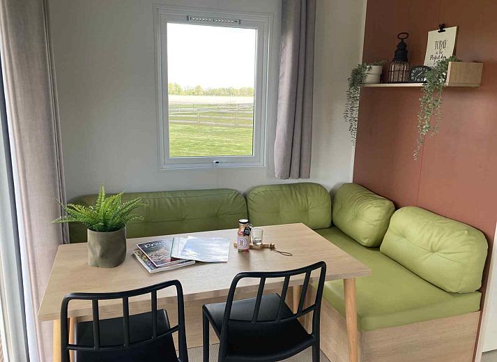 Kinder spielen am Badesee beim Ferienhaus DG988 in Schoonloo, Drenthe.