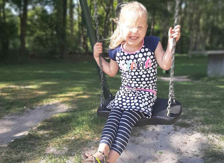 Kinder spielen am Badesee beim Ferienhaus DG988 in Schoonloo, Drenthe.
