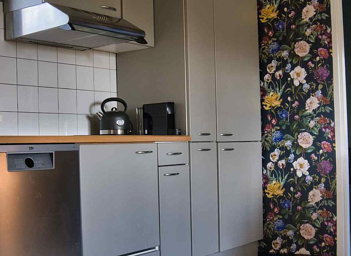 Veranda van vakantiehuis DG1430 in Schoonloo, Midden Drenthe, met comfortabele zitplaatsen omgeven door groen.