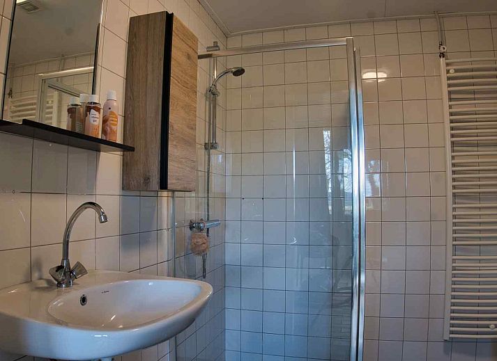 Bloemenbehang details in vakantiehuis DG1430 in Schoonloo, Midden Drenthe, voor een sfeervolle slaapkamer.