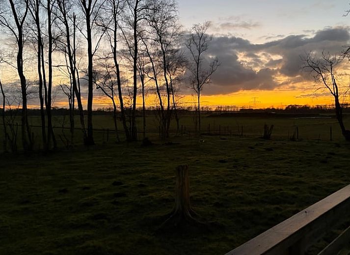 Adembenemende zonsondergang bij Vakantiehuisje in Wezuperbrug, omgeven door natuur in Midden Drenthe, Drenthe.