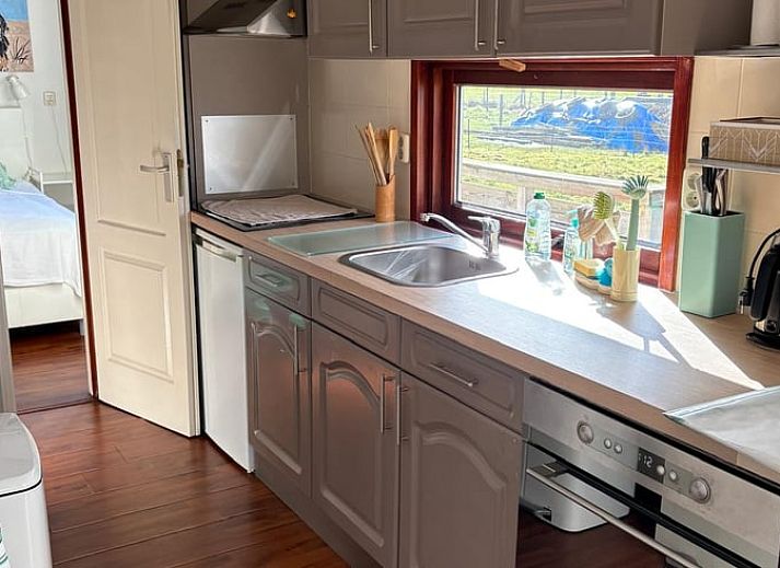 Adembenemende zonsondergang bij Vakantiehuisje in Wezuperbrug, omgeven door natuur in Midden Drenthe, Drenthe.