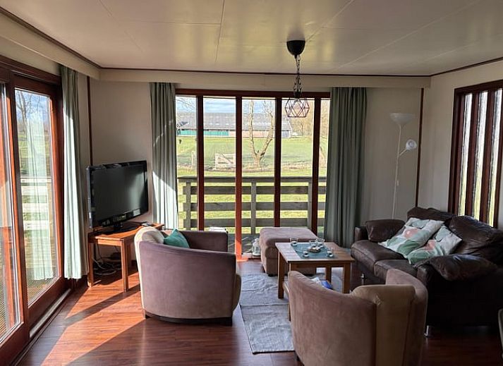 Gezellig terras van Vakantiehuisje in Wezuperbrug met comfortabele zitplaatsen in Midden Drenthe, Drenthe.