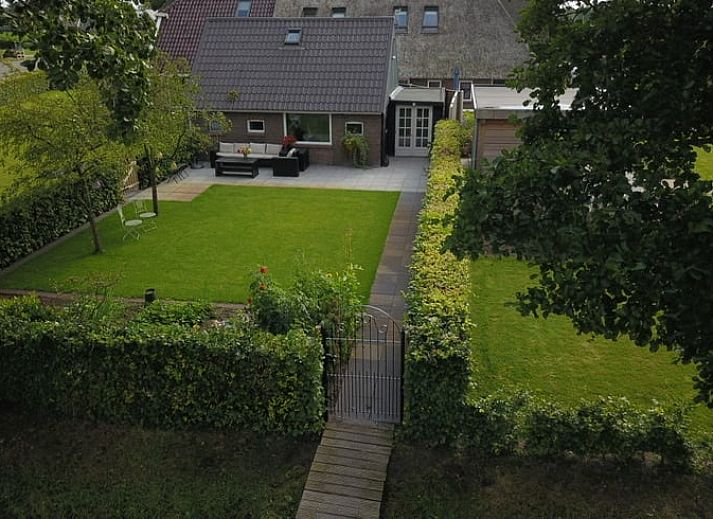 Charmant vakantiehuis in Beilen, Midden Drenthe met rieten dak en groene tuin.