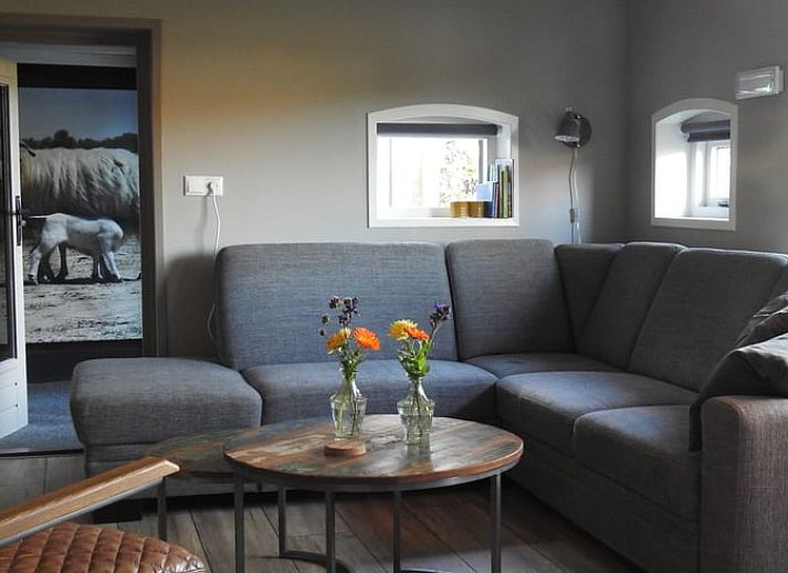 Gezellige buitenplek bij Vakantiehuis in Beilen, Midden Drenthe met koffie en bloemen.