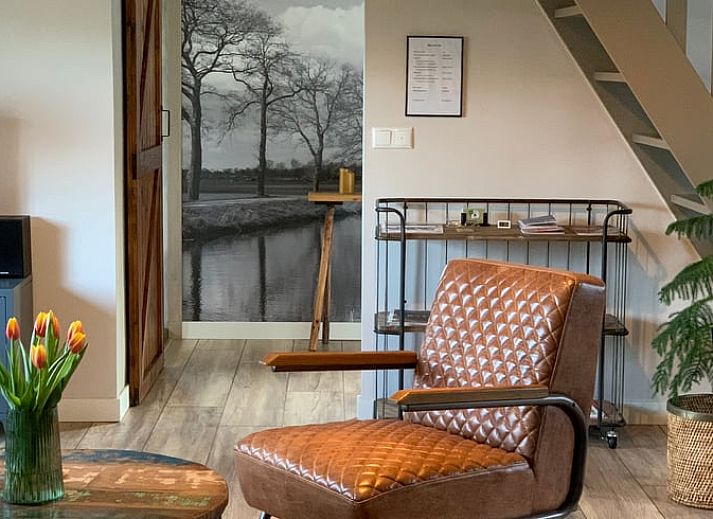 Gezellige buitenplek bij Vakantiehuis in Beilen, Midden Drenthe met koffie en bloemen.