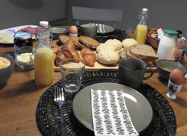 Gezellige buitenplek bij Vakantiehuis in Beilen, Midden Drenthe met koffie en bloemen.