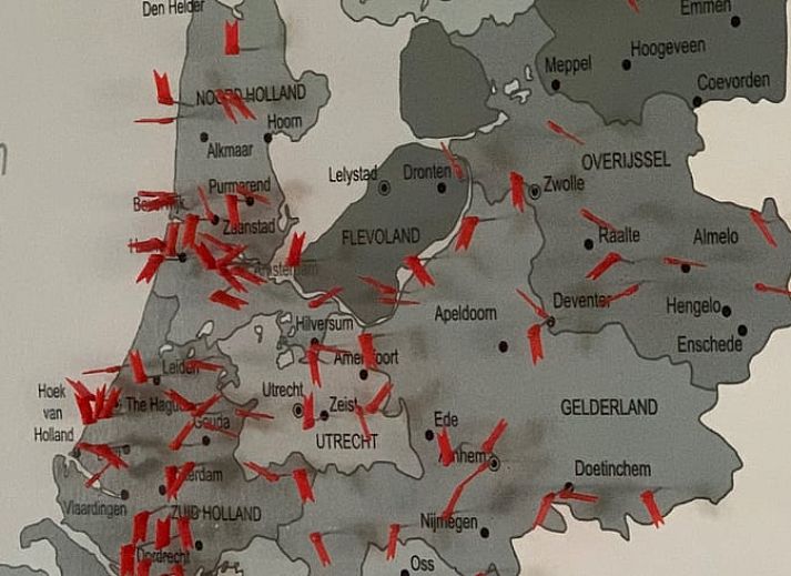 B&B gevel van Vakantiehuis in Beilen, Midden Drenthe met bloemenbakken.