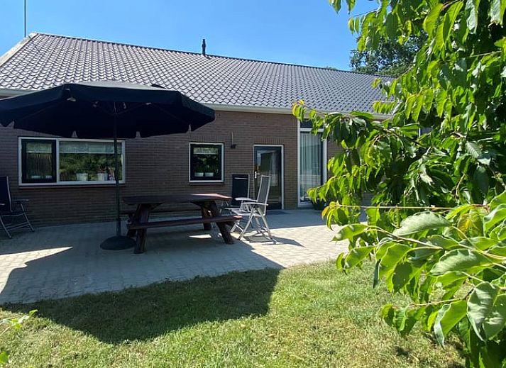 Ferienhaus in Beilen, Zentral-Drenthe, mit gemuetlichem Vorgarten und Bank zum Entspannen.