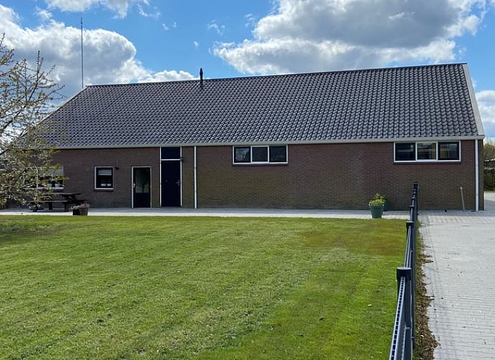 Ferienhaus in Beilen, Zentral-Drenthe, mit gemuetlichem Vorgarten und Bank zum Entspannen.