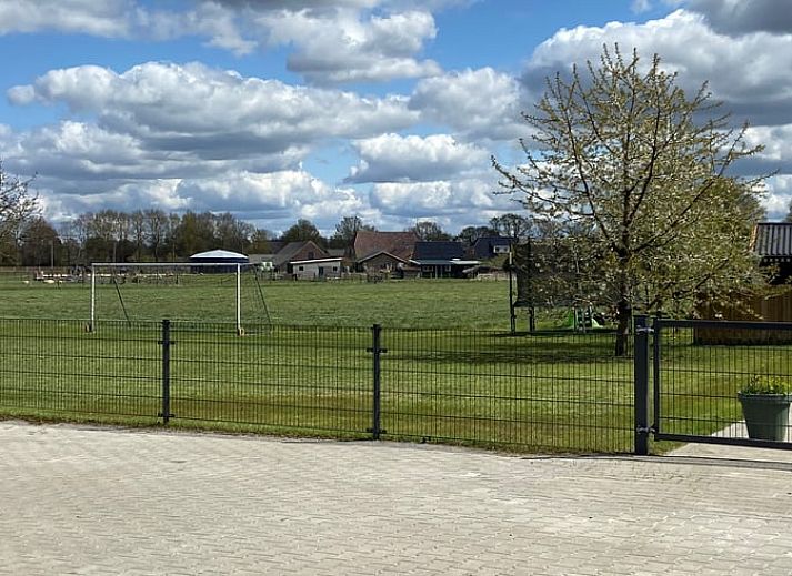 Terrasse mit Sonnenschirm im Ferienhaus in Beilen, Zentral-Drenthe, ideal fuer Mahlzeiten im Freien.