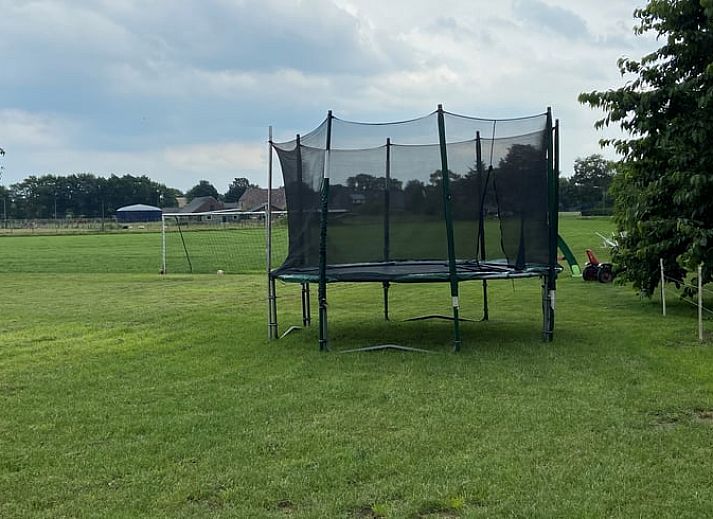 Terrasse mit Sonnenschirm im Ferienhaus in Beilen, Zentral-Drenthe, ideal fuer Mahlzeiten im Freien.