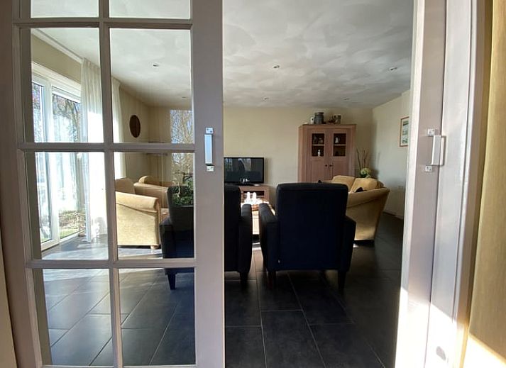 Gruener Garten mit bluehendem Baum im Ferienhaus in Beilen, Zentral-Drenthe, ideal fuer Naturliebhaber.