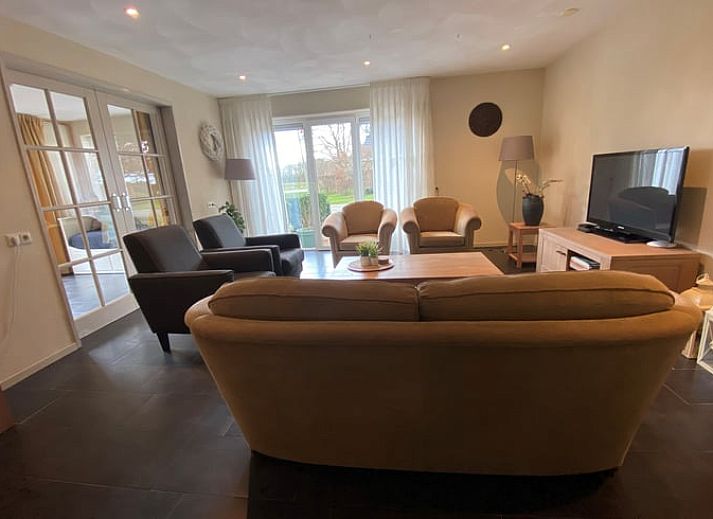 Gruener Garten mit bluehendem Baum im Ferienhaus in Beilen, Zentral-Drenthe, ideal fuer Naturliebhaber.