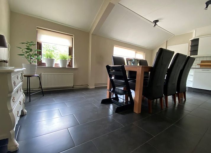 Der grosse Rasen des Ferienhauses in Beilen, Zentral-Drenthe, bietet einen entspannenden Platz im Freien.