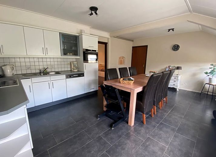 Der grosse Rasen des Ferienhauses in Beilen, Zentral-Drenthe, bietet einen entspannenden Platz im Freien.