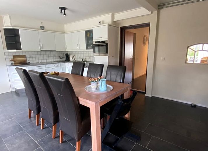 Der grosse Rasen des Ferienhauses in Beilen, Zentral-Drenthe, bietet einen entspannenden Platz im Freien.