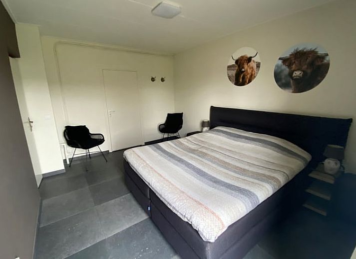 Blick auf die umliegenden Felder vom Ferienhaus in Beilen, Zentral-Drenthe, mit Sportplatz.