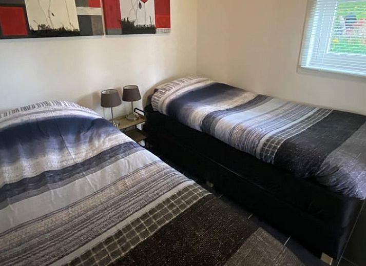 Blick auf die umliegenden Felder vom Ferienhaus in Beilen, Zentral-Drenthe, mit Sportplatz.