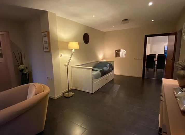 Blick auf die umliegenden Felder vom Ferienhaus in Beilen, Zentral-Drenthe, mit Sportplatz.