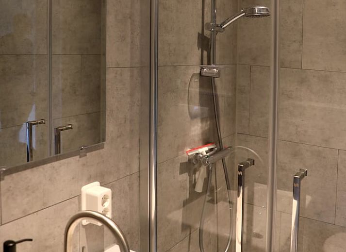 Ingang van Vakantiehuisje in Beilen met bankje in groene omgeving, Midden Drenthe, Drenthe.