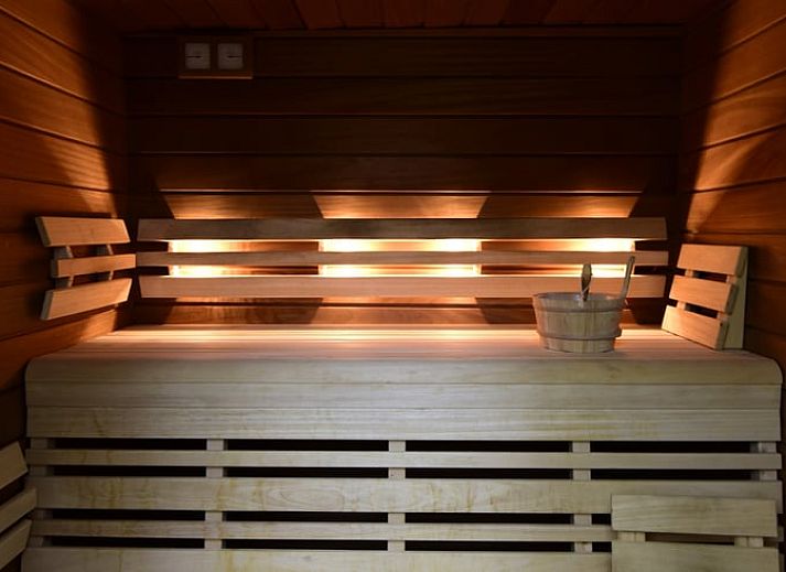 Ingang van Vakantiehuisje in Beilen met bankje in groene omgeving, Midden Drenthe, Drenthe.