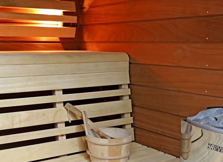 Ingang van Vakantiehuisje in Beilen met bankje in groene omgeving, Midden Drenthe, Drenthe.